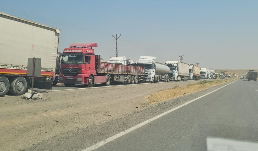 Cizre-Silopi yolunda bitmeyen çile uzun kuyruklar