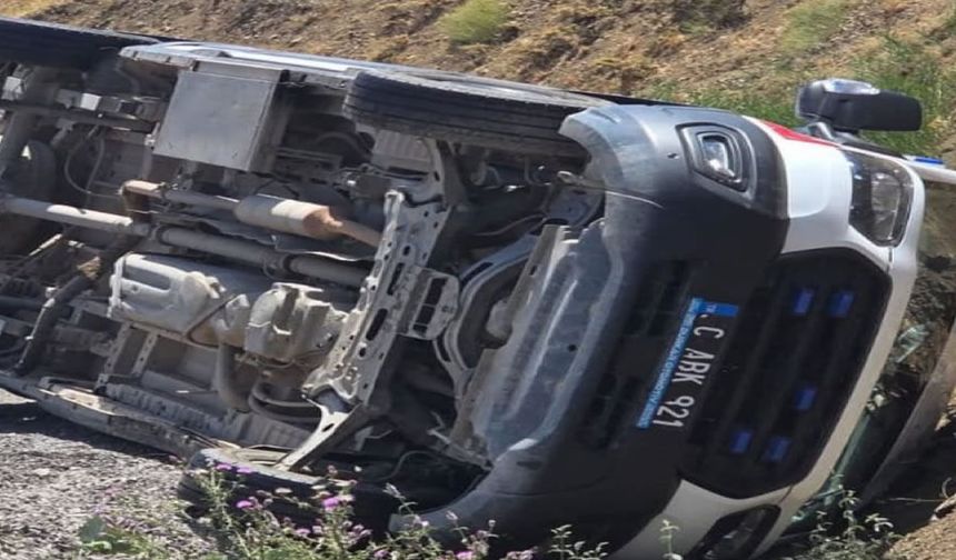 Hastaya giden ambulans devrildi
