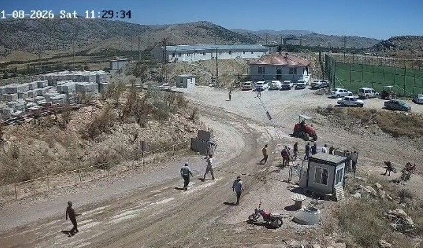 Saldırıdan kurtulmak için traktörü grubun üzerine sürdü