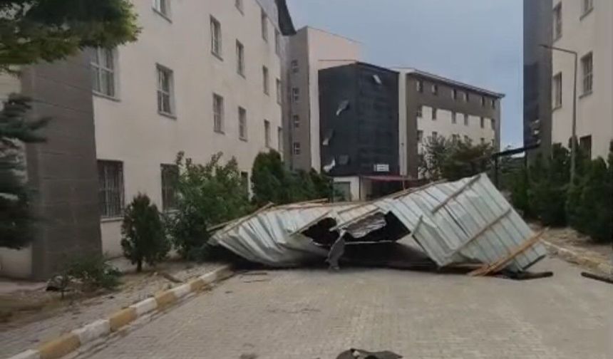 Şiddetli fırtına çatıları uçurdu