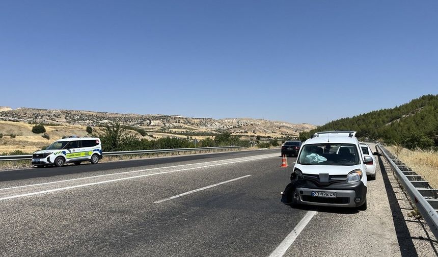 Hafif ticari araç ile otomobil çarpıştı: 5 yaralı