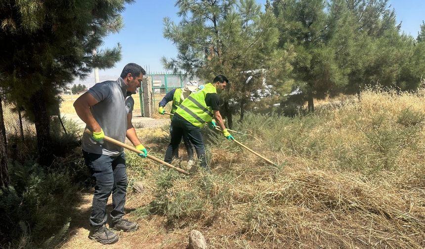 Başverimli’de mezarlıklarda kapsamlı temizlik ve çevre düzenlemesi