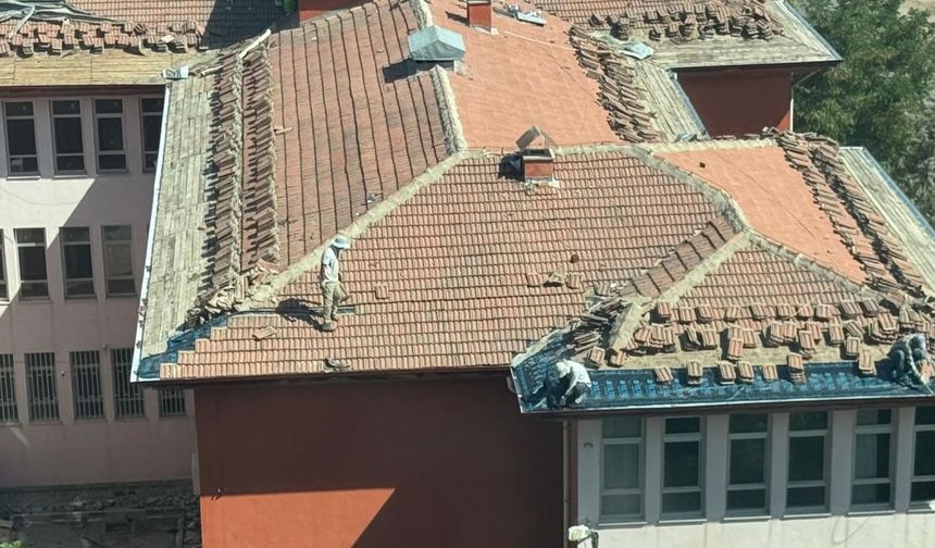 İşçiler, güvenlik önlemi almadan çatıyı tamir etti