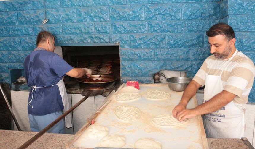 Cizre'de fırın ustaları 80 derecede ekmek üretiyor