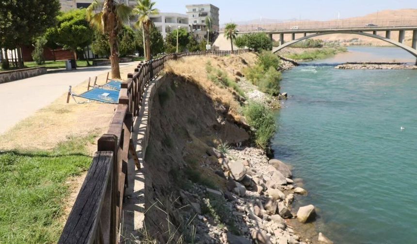 Dicle Nehri Kıyısındaki Parkta Zemin Çökmesi