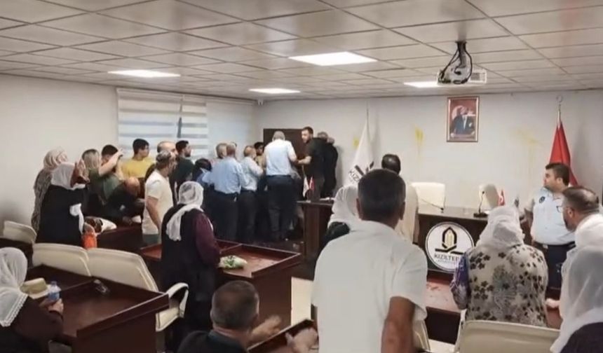 Kızıltepe Belediyesinde Yumurtalı ve Boyalı Protesto