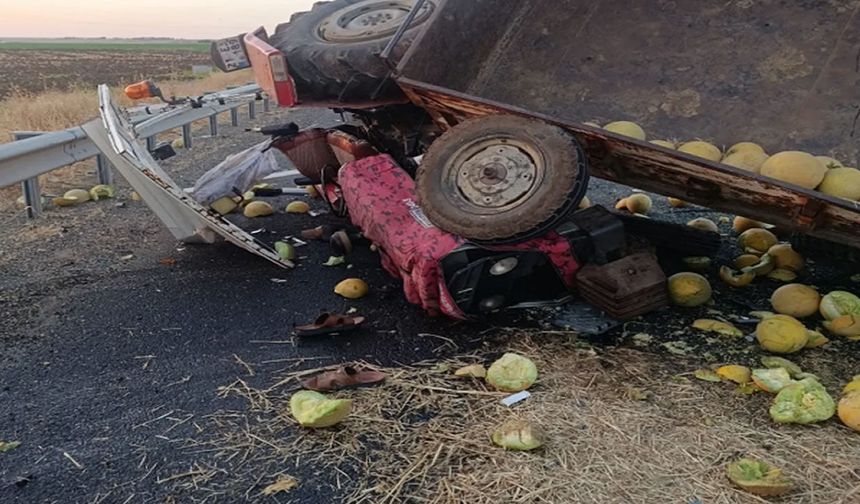 Minibüs traktörle çarpıştı, 2 ölü, 6 yaralı