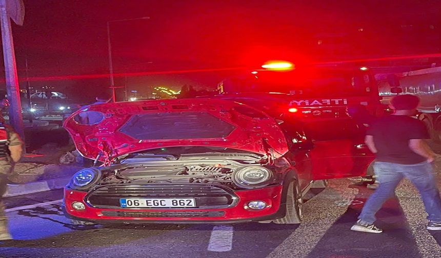 İki otomobil çarpıştı 3 yaralı