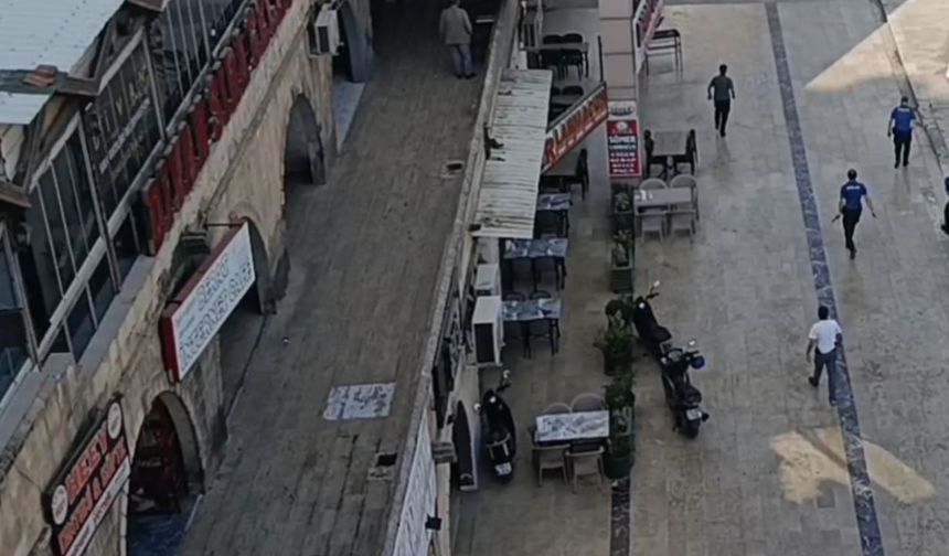Polis aracının camını bıçakla kırıp ekiplere saldırdı