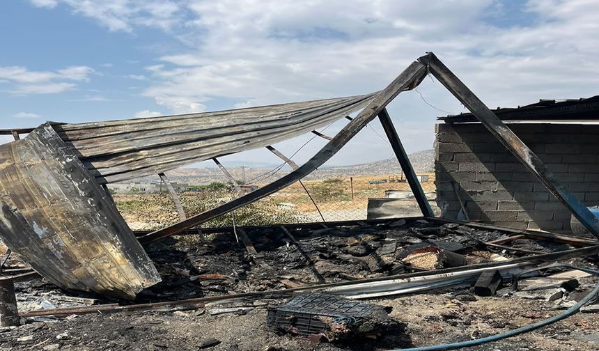 Köy evi ve traktör yangında kullanılamaz hale geldi