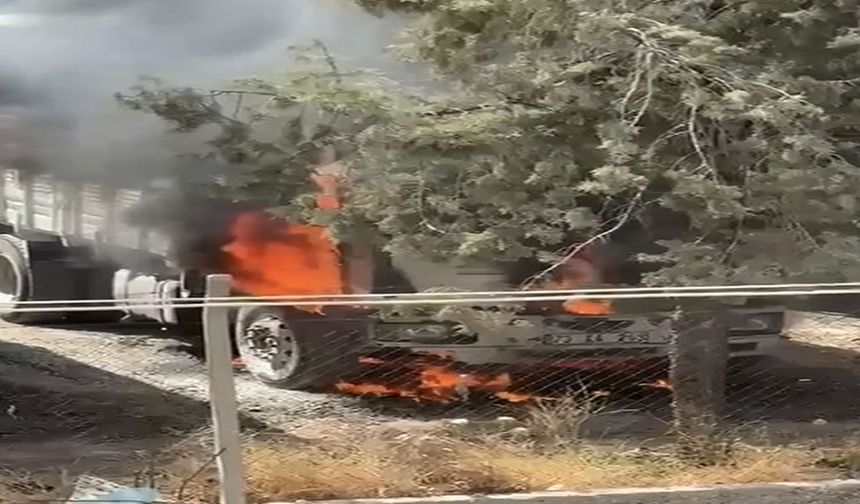 Mardin'de park halindeki kamyon yandı