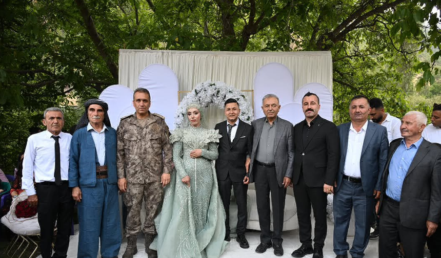 Emniyet Müdürü Sazak, genç çiftin mutluluğuna ortak oldu