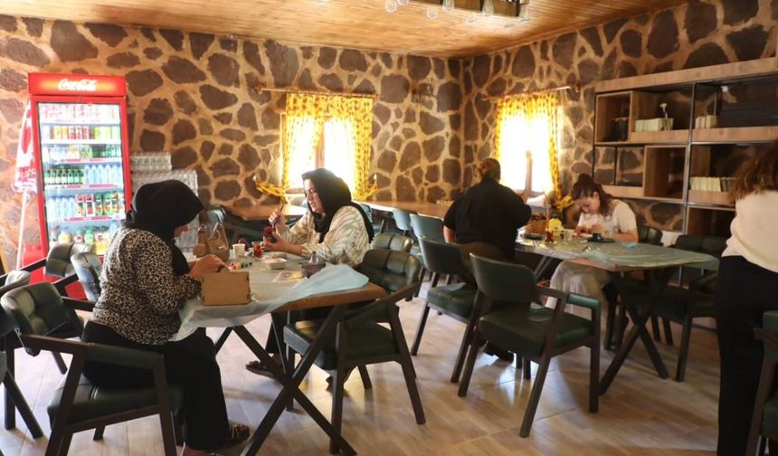 Cizre’de Kadınlar Hem Üretiyor Hem Öğreniyor
