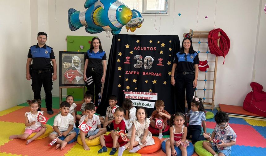 Cizre’de Minik Öğrenciler Zafer Bayramı’nı Kutladı