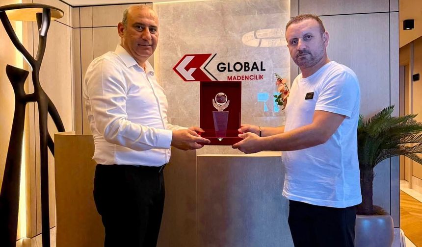 Uludere'de Eğitime Katkı Sunan İsimlere Plaket