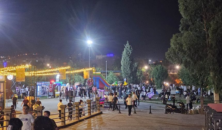 Cizre'de Yaz Sıcakları Parklarda İzdiham Oluşturdu