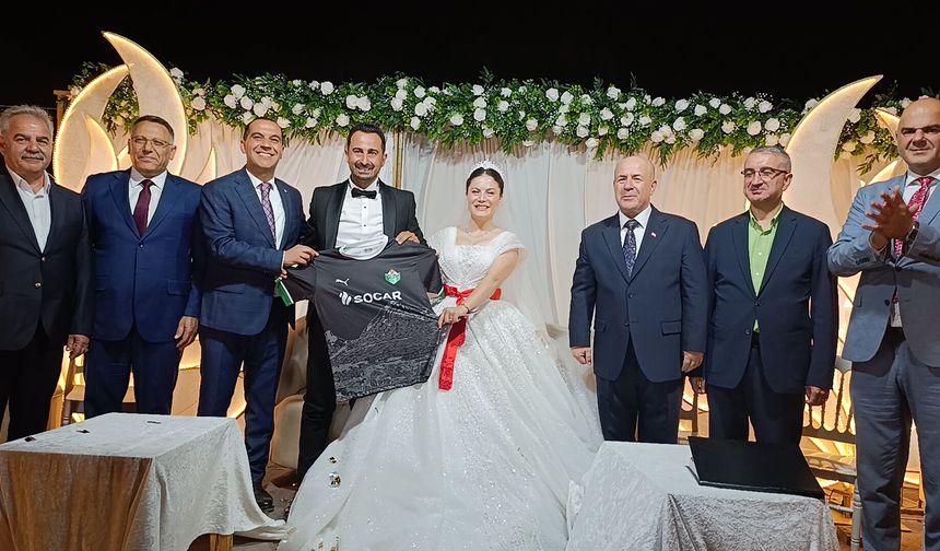 Tuzluca Belediye Başkanı, yeğeninin nikahını kıydı
