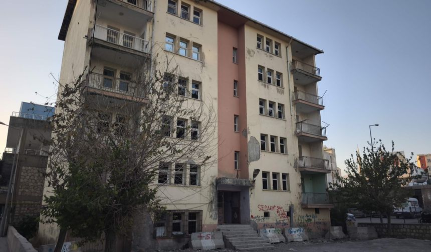 Silopi’nin Göbeğinde Tehlike Saçan Yapılar