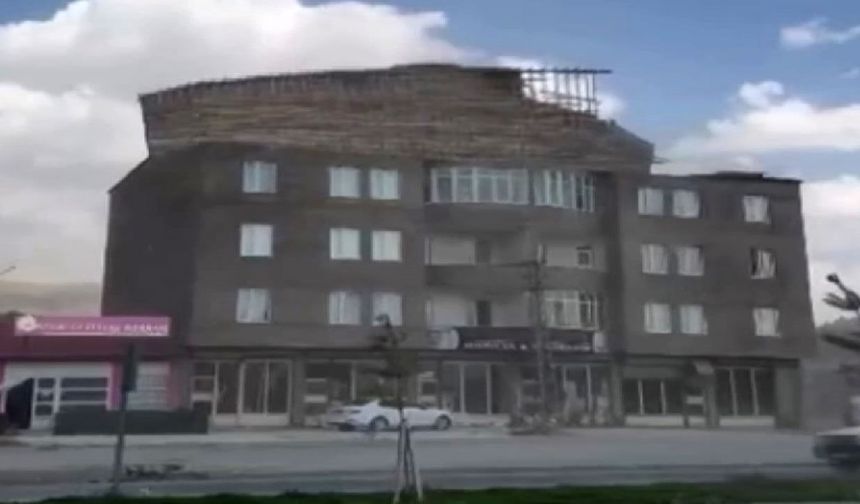 Ani fırtına bir binanın çatısını uçurdu