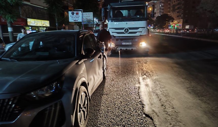 Beton mikseri ile otomobil çarpıştı