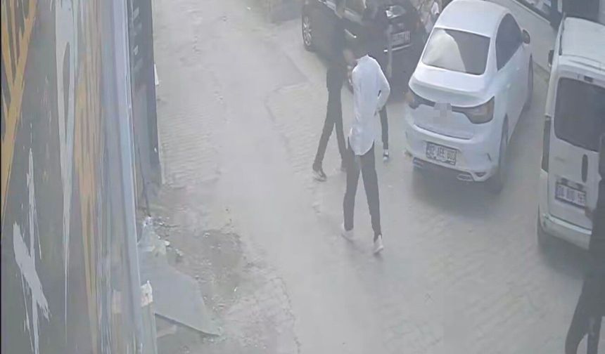 Kadını kurtarmak isteyen genç bıçaklı saldırıya uğradı