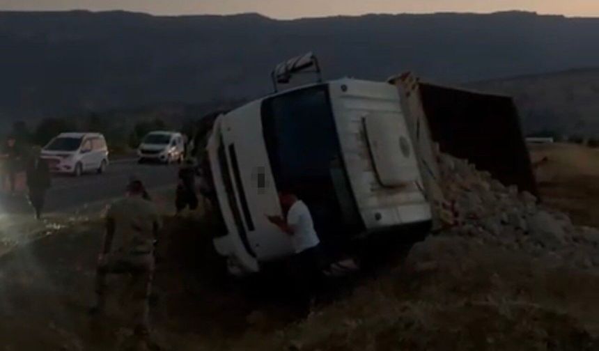 Hakkari'de freni boşalan kamyonet devrildi: 1 yaralı