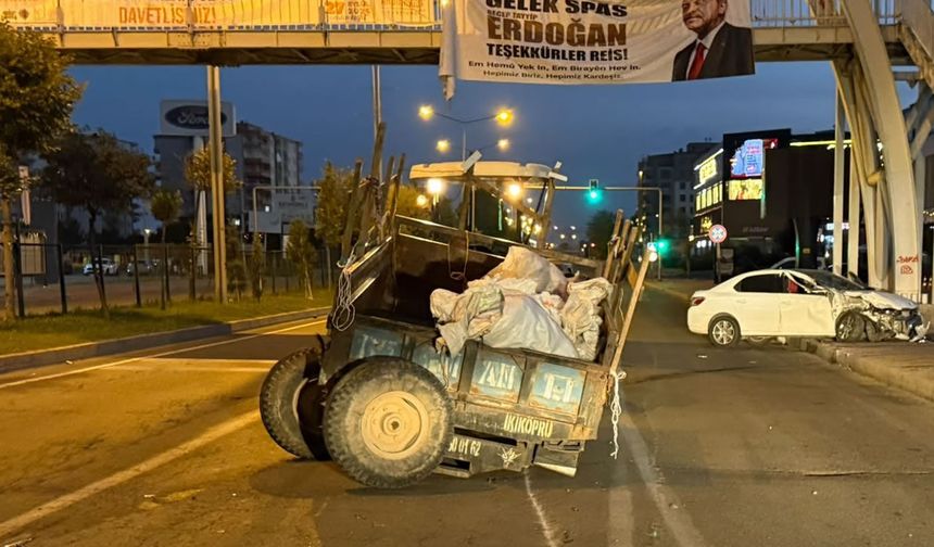 Traktör ile otomobil çarpıştı 2 yaralı