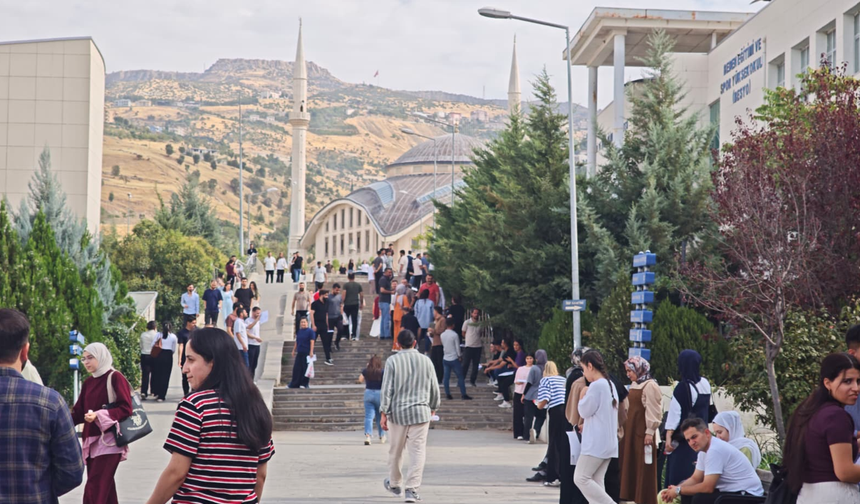 Şırnak'ta KPSS Heyecanı, Aileler Dışarıda Dua Etti, Öğrenciler İçeride Ter Döktü