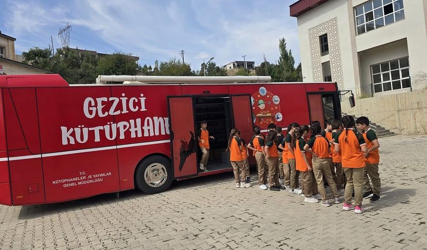 Şırnak’ta öğrenciler için kütüphane okula geldi