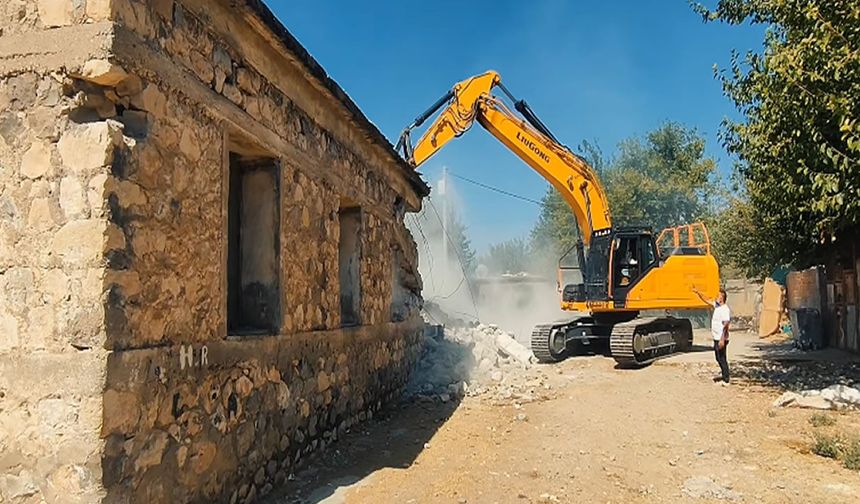 Başverimli’de tehlike oluşturan metruk yapı yıkılıyor