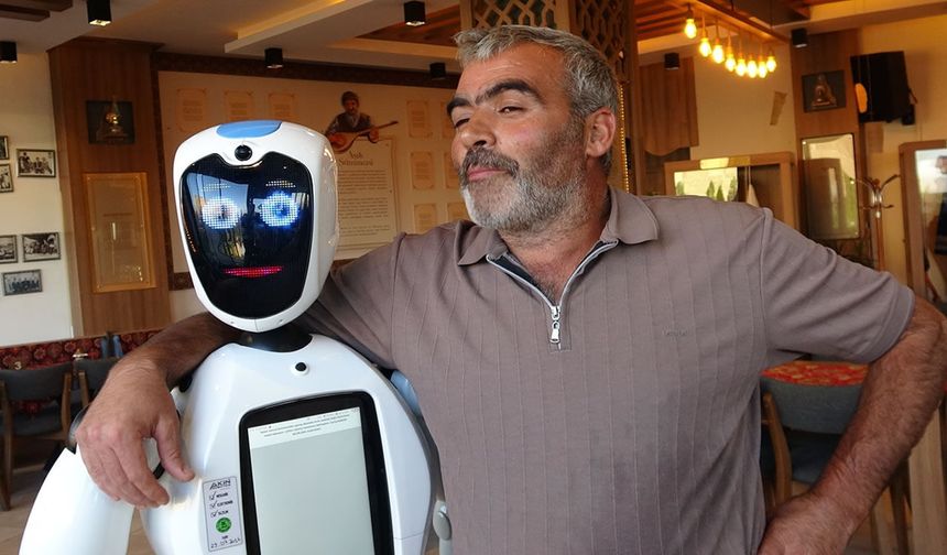 “Robot Şukufenin ağzı olsa cağ kebabı yiyecek”