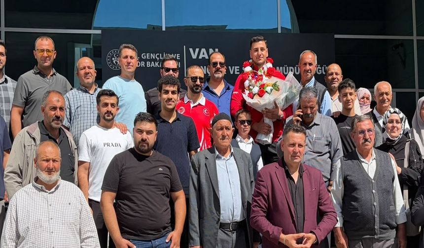 Dünya şampiyonu Furkan Bilici davul zurnayla karşılandı