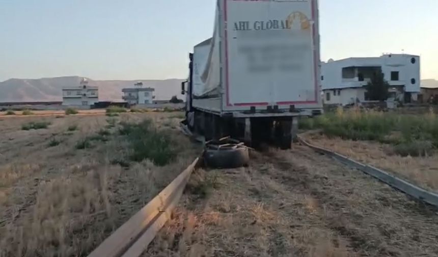 Kontrolden çıkan tır boş araziye girdi
