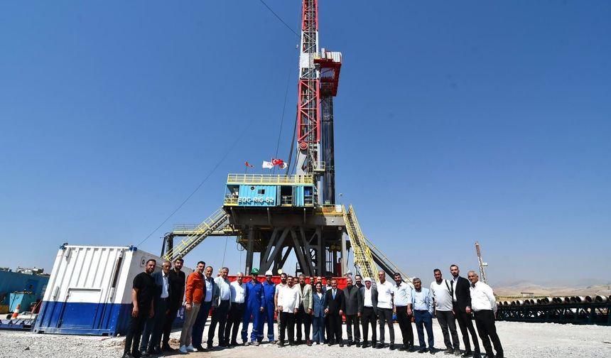 Şırnak'ta Dağda Ovada Petrol Fışkırıyor