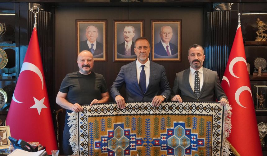 Şırnak’ın kültürü İstanbul’da; Sadıkoğlu, Yılmaz’a Jirki kilimi hediye etti