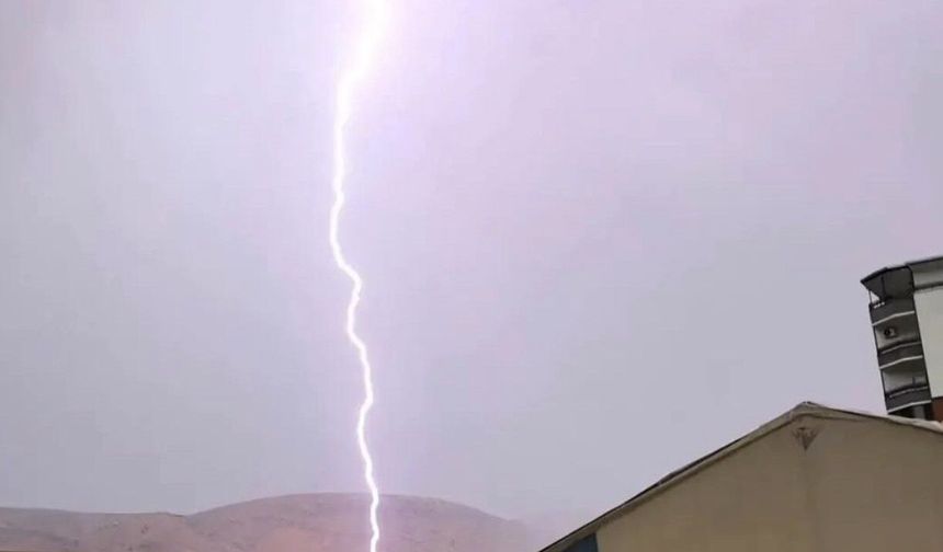 Siirt'te tarlaya yıldırım düştü