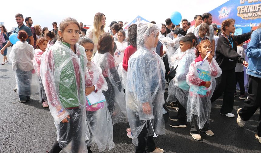 Vatandaşlar yağmura rağmen TEKNOFEST Güneydoğu'ya akın ediyor