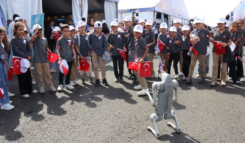 Robot köpek çocukların ilgi odağı oldu