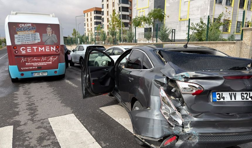 Halk otobüsü ile otomobil çarpıştı, 4 kişi yaralandı