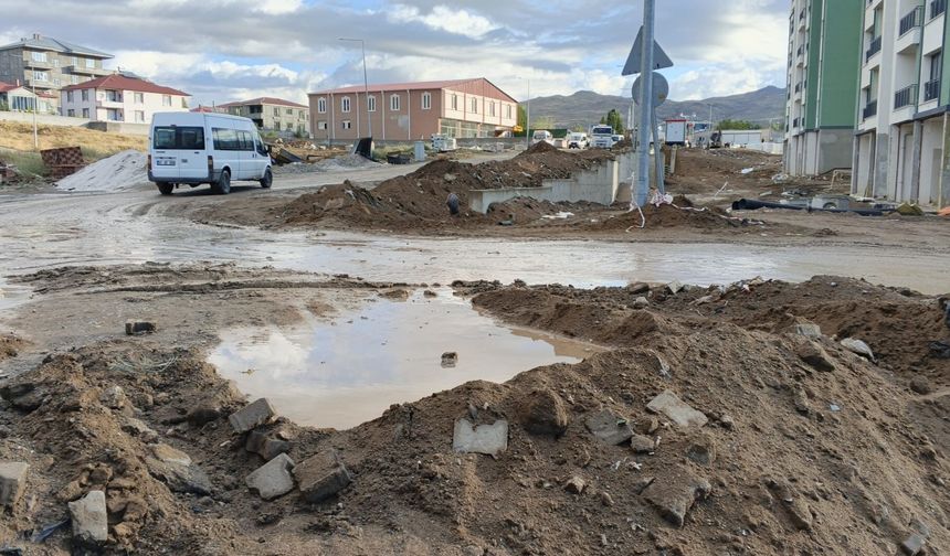 Öğrencilerin okul yolunda çamur çilesi
