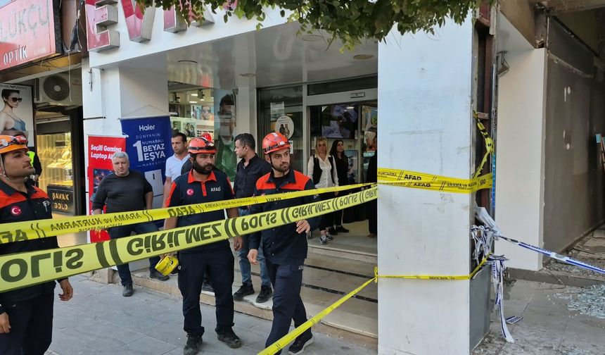 Adıyaman'da ağır hasarlı binadan gelen sesler korkuttu