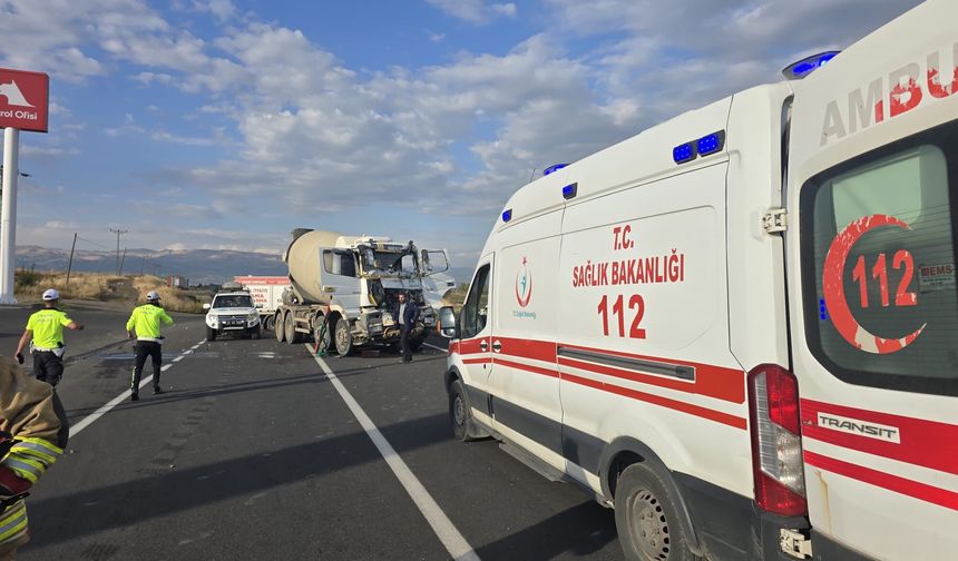 Sondaj kamyonu ile beton mikseri çarpıştı, 2 yaralı