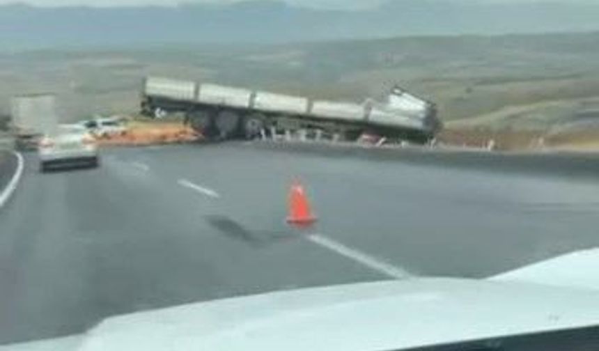 Diyarbakır’da tır yoldan çıktı; 1 yaralı