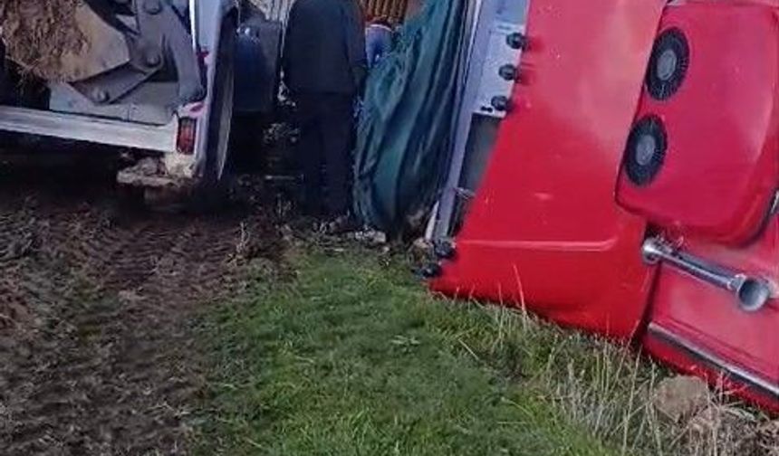 Pancar yüklü tır devrildi