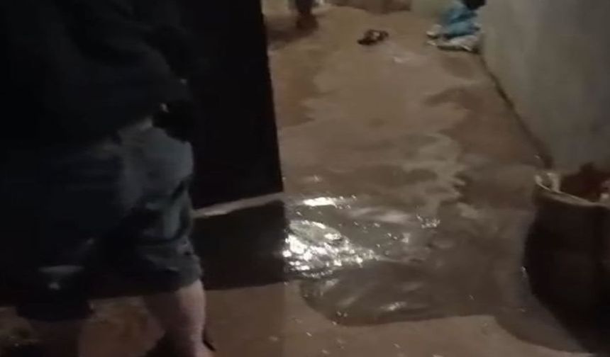 Sağanak yağış sele neden oldu bir ev kullanılamaz hale geldi