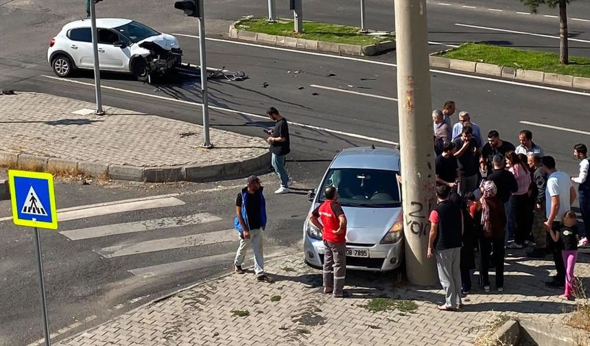 İki araç çarpıştı 3 kişi yaralandı