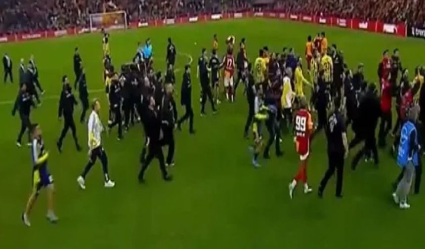 Galatasaray-Fenerbahçe Derbisinin Ardından Sahada Gerginlik Oyuncular Birbirine Girdi