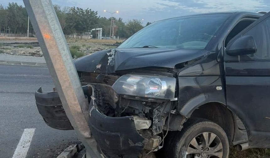 Hafif ticari araç aydınlatma direğine çarptı 1 yaralı