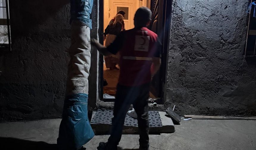 Kızılay’dan Silopi’de 90 yaşındaki kadına yardım eli