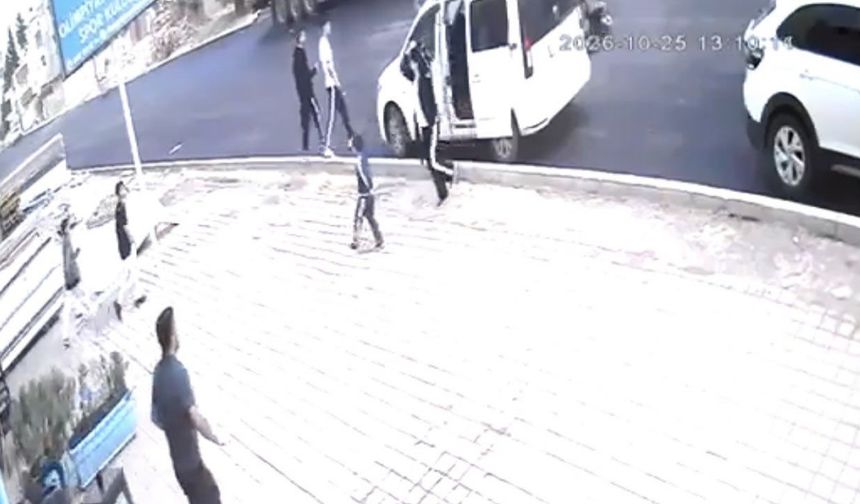 Otomobilin çocuğa çarpma anı kamerada
